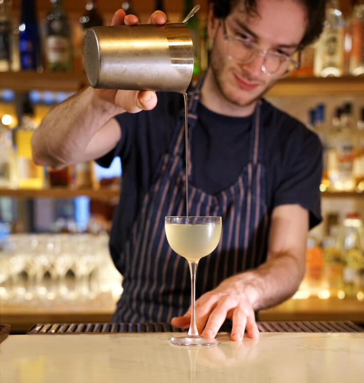 Cuisine Barman préparant un cocktail signature chez Néroli, bar à cocktails à Paris 11
