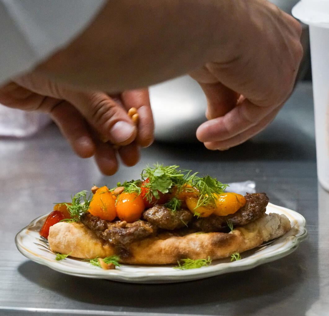 Dressage d’un plat de cuisine méditerranéenne maison chez Néroli à Paris 11