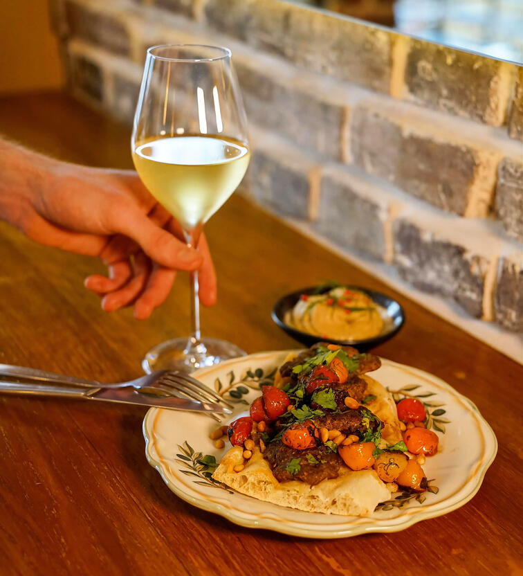 Untitled Verre de vin blanc bio ou naturel accompagné d’un Kefta Boeuf agneau chez Néroli