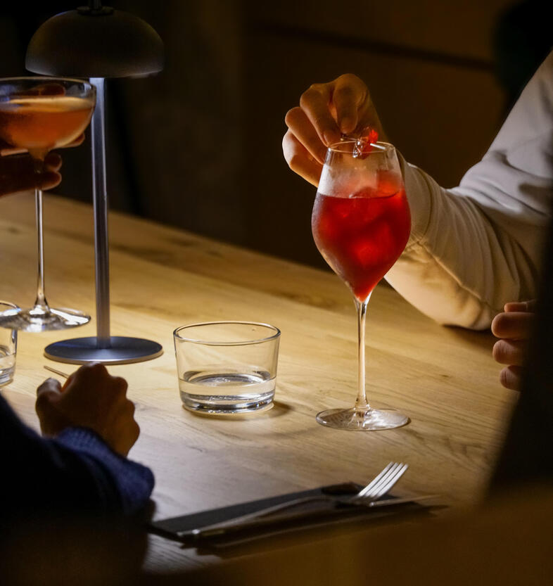 Cocktails signatures servis à table pour un dîner date chez Néroli à Paris 11