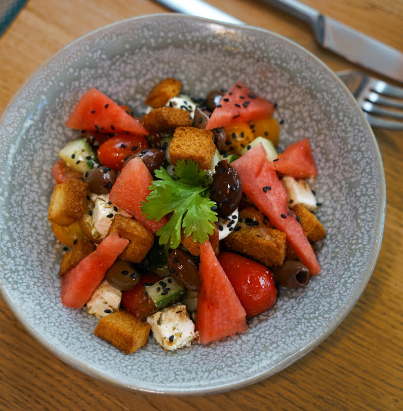 Salade méditerranéenne colorée à la pastèque, feta et légumes frais