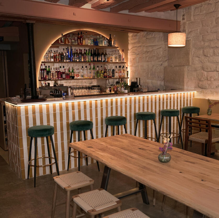 Salle et comptoir de Néroli, bar à cocktails et restaurant à Paris 11e