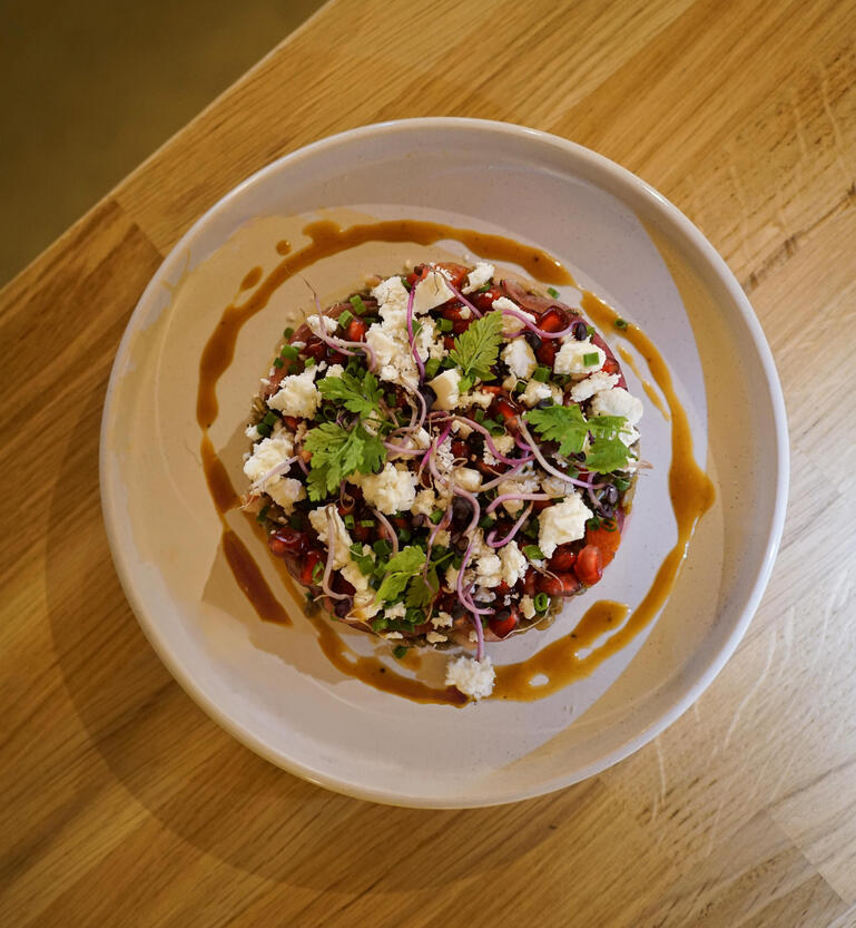 Chou-fleur, feta, grenade et pois chiches, cuisine méditerranéenne maison