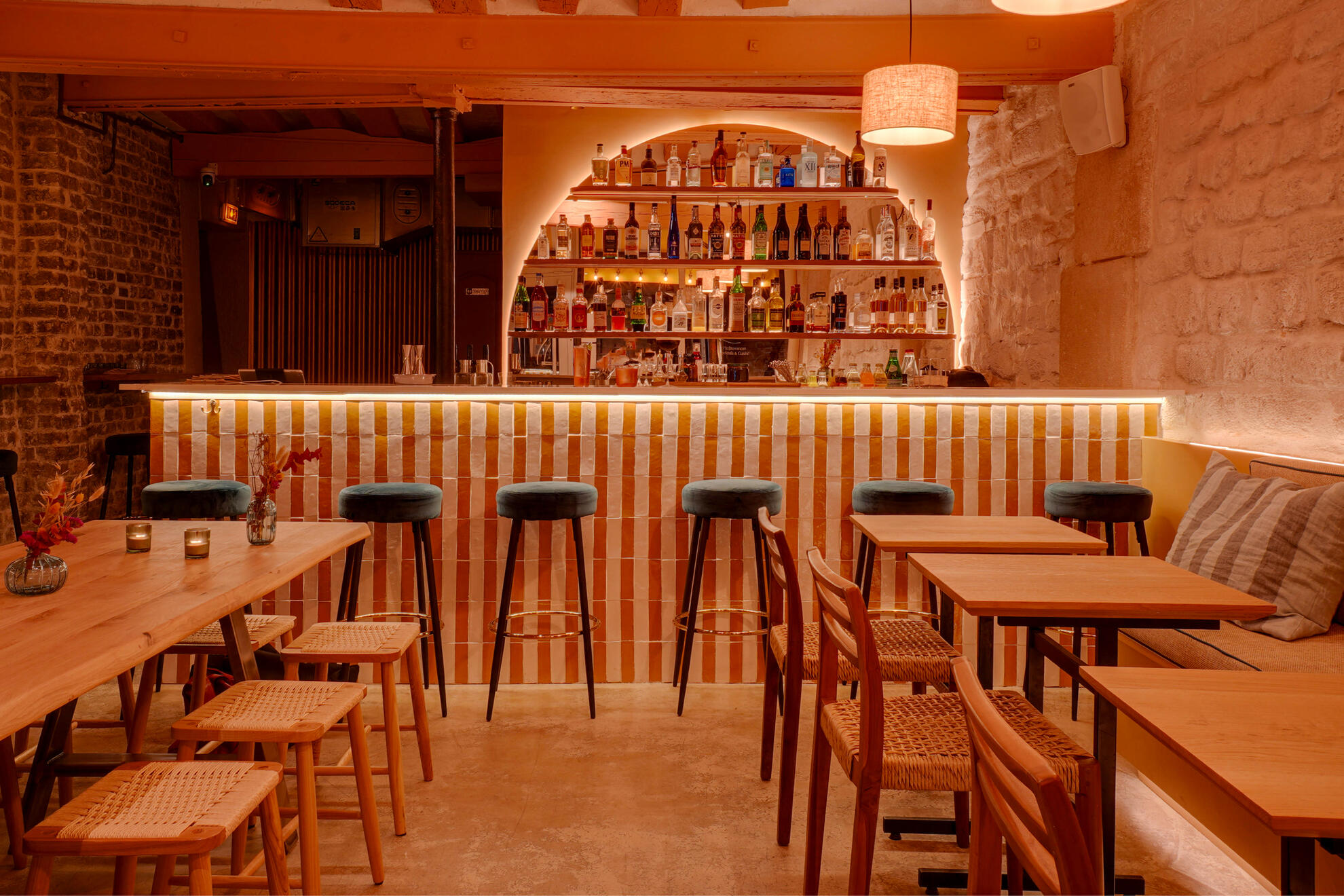 Salle et comptoir de Néroli, bar à cocktails et cuisine méditerranéenne à Paris 11