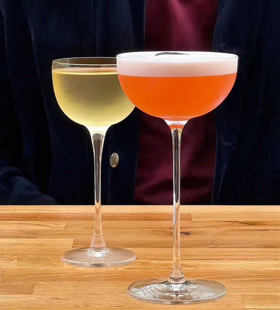 Deux cocktails servis pendant le Happy Hour chez Néroli, bar à cocktails à Paris 11